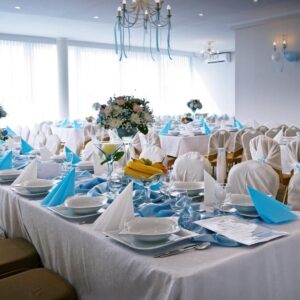 sala weselna Bydgoszcz - biało niebieski wystrój kwiaty