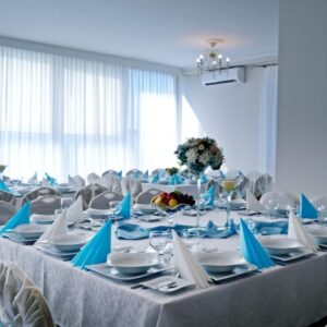 Sala weselna Bydgoszcz - biał wystrój, niebieskie dodatki