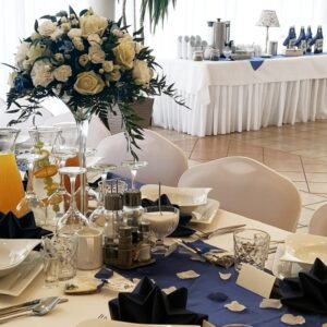 Sala na wesele w Bydgoszczy - przygotowane stoły i catering