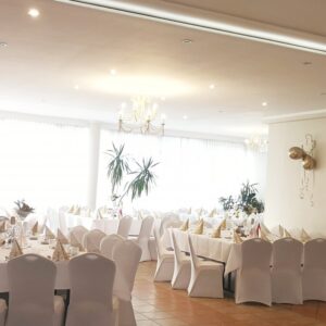Wesele Bydgoszcz - sala na biało ze złotymi dodatkami