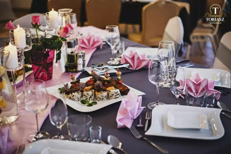 Przyjęcie w restauracji Bydgoszcz - udekorowany stolik